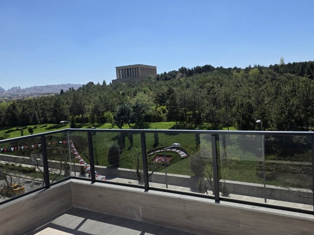 REMAX MONARDAN GENÇLIK CADDESI ÜZERI FULL EŞYALI ANITKABIR MANZARALI KIRALIK DUBLEX