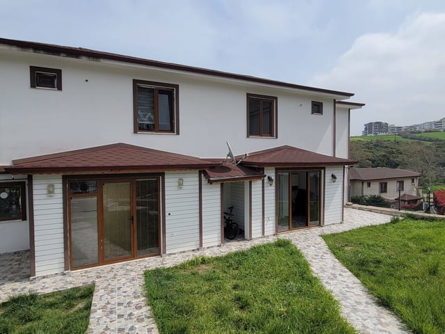 AKBAHÇE EVLERİNDE KİRALIK TRİPLEX VİLLA