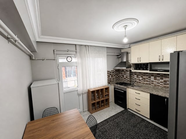 BAĞCILAR GÖZTEPE MAHALLESI ARA KAT 2+1 TEMIZ KULLANIŞLI