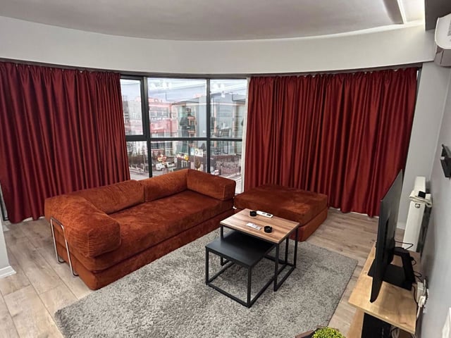 GÖLBAŞI MERKEZ, PANORAMİK CAMLI 1+1 FULL EŞYALI KİRALIK DAİRE
