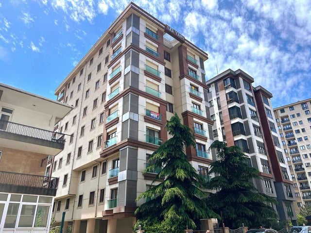 KOZYATAĞI’NDA MERKEZİ KONUMLU GENÇ BİNADA FIRSAT DAİRE