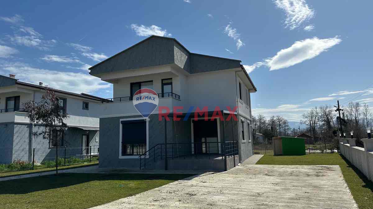 REMAX PARLA’DAN ENGİZ YÖRÜKLER DE 620M2 ÜZERİNE KURULU 2 KATLI SATILIK.4+1 VİLLA