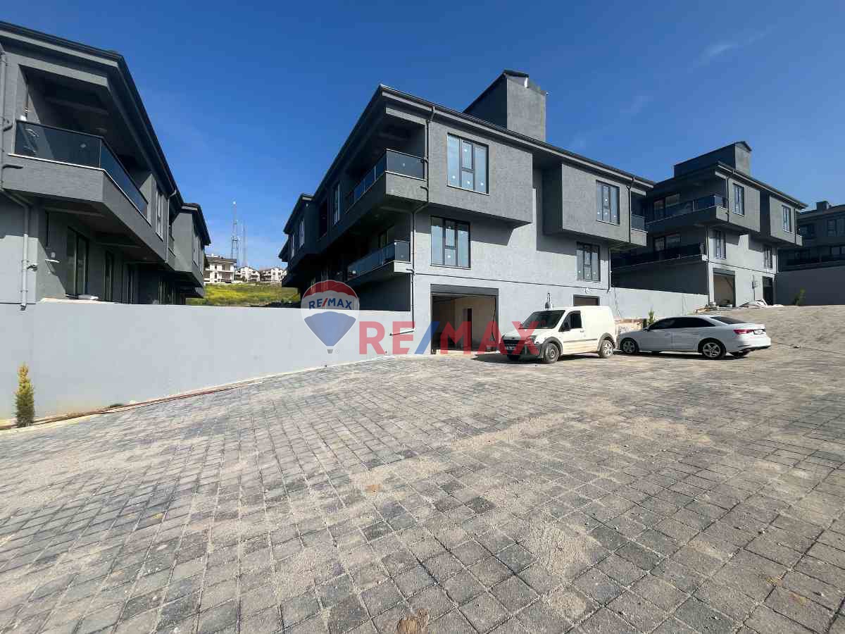 REMAX ŞEHİR 2'DE KADIKÖY OKULLAR BÖLGESİNRDE 1+1 DAİRE