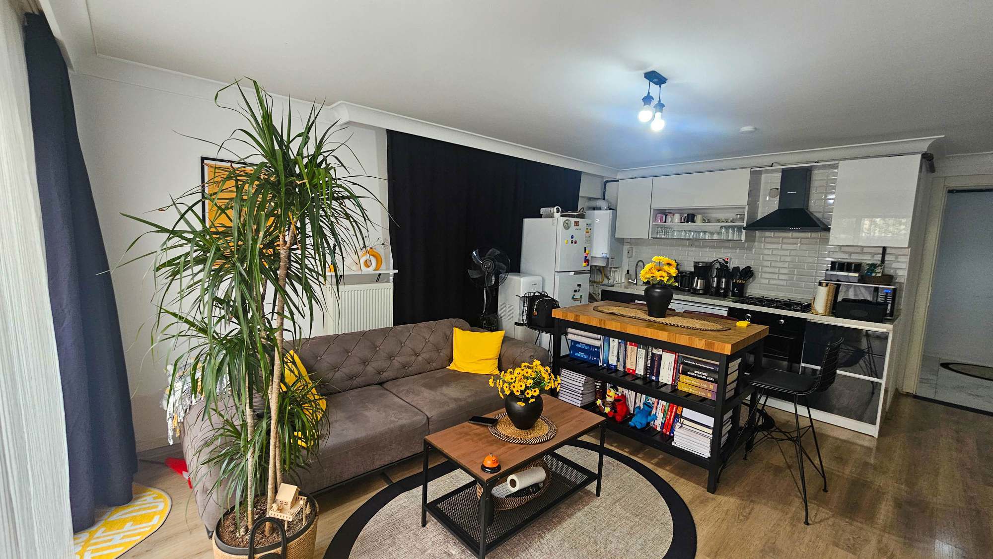 ANITKABİR'İN KARŞISINDA AKDENİZ CAD. ÜSTÜNDE SATILIK 1+1 DAİRE