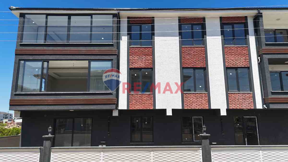 REMAX MAVİ KARASU KABAKOZ ANAYOLA YAKIN HAVUZLU 2+1 DAIRE