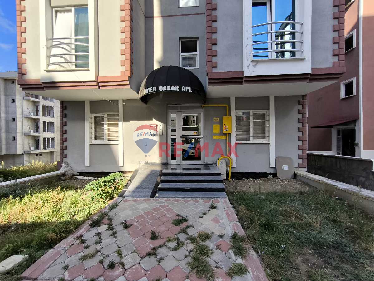 REMAX MUSTAFA DAN PELITKÖY TRAMVAY DURAGI ALTINDA FIRSAT 2+1