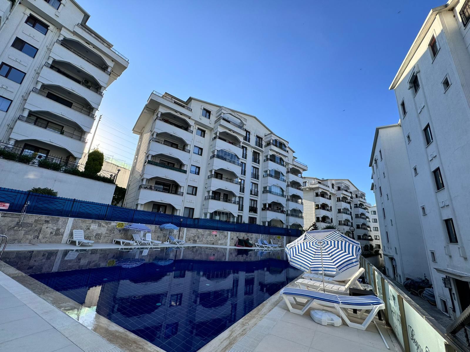 TOPÇULAR ASKERİ KAPI KARŞISI HAVUZLU SİTEDE 3+1 SATILIK DAİRE