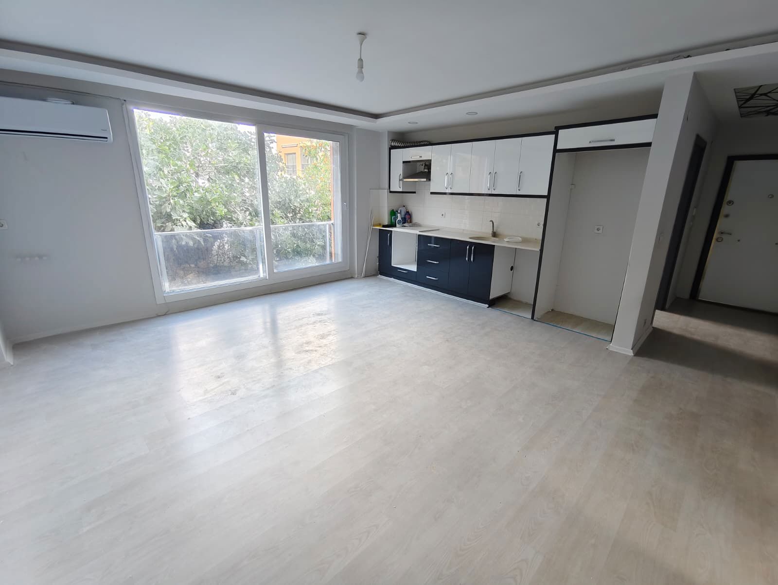 KUŞADASI MERKEZDE KİRALIK 2+1 BOŞ DAİRE YENİ KLİMA VE TERMOSİFON