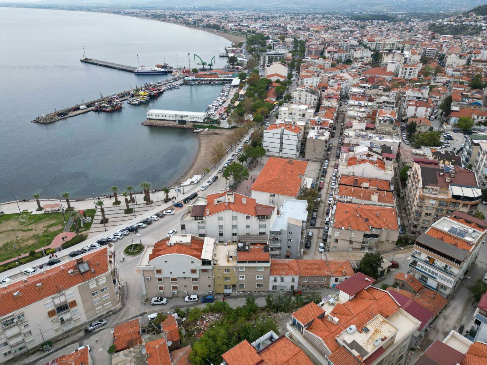 DİKİLİ GAZİPAŞA MAHALLESİ’NDE DENİZE YAKIN SATILIK EŞYALI TERS DUBLEKS DAIRE