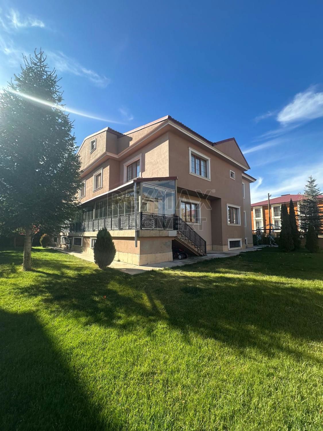 RE/MAX LACİVERT'TEN DADAŞKENT'TE SATILIK 5+1 VİLLA