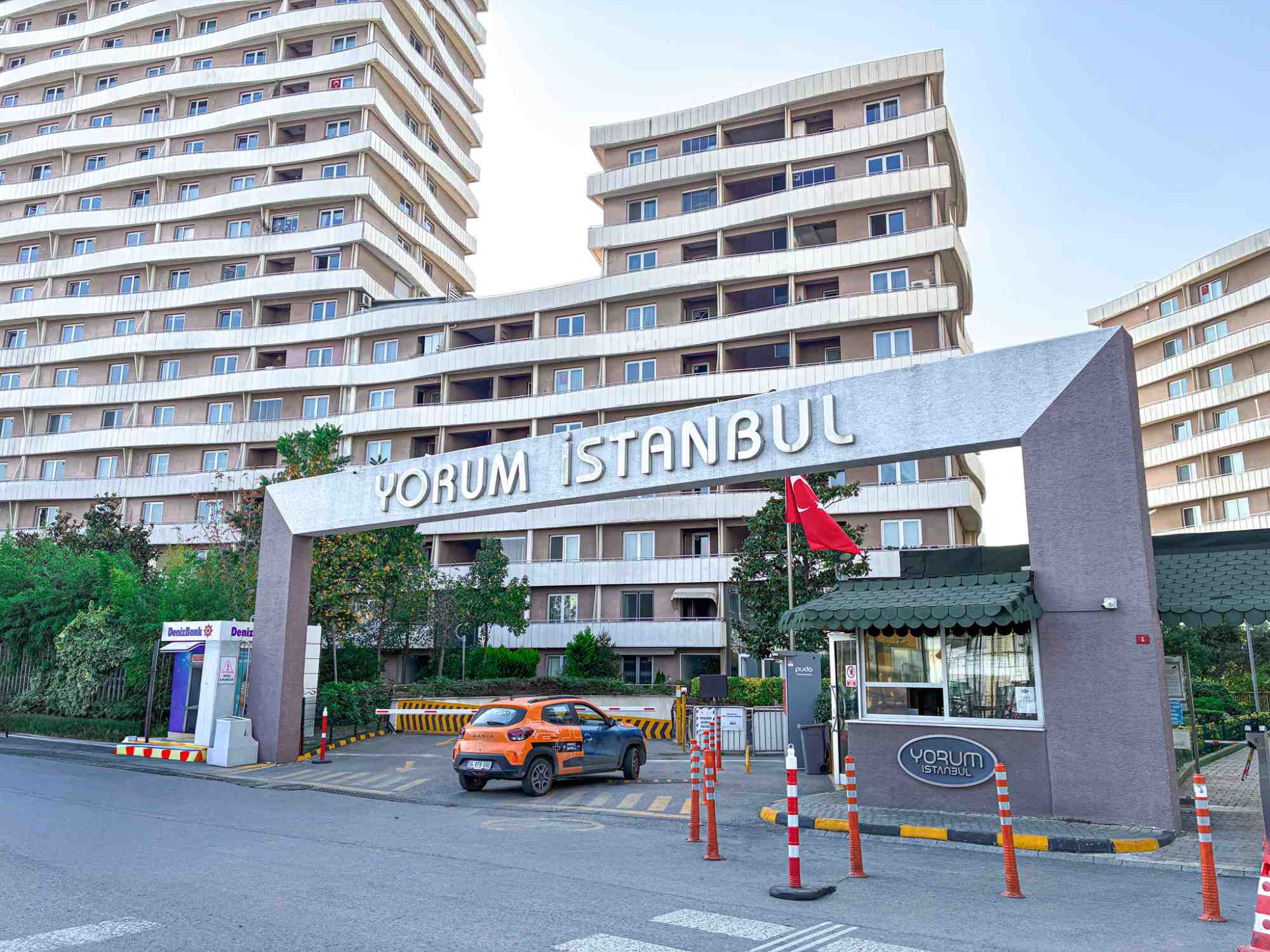 YORUM İSTANBUL EVLERI 'NDE 5+2 350M² ARAKAT DUBLEKS DAIRE