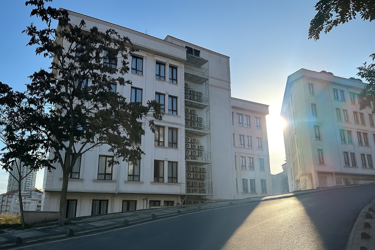 ÇEKMEKÖY MERKEZ MAHALLESİNDE ZİN D SEFİN KONUTLARINDA EŞYALI 1+1 KİRALIK DAİRE