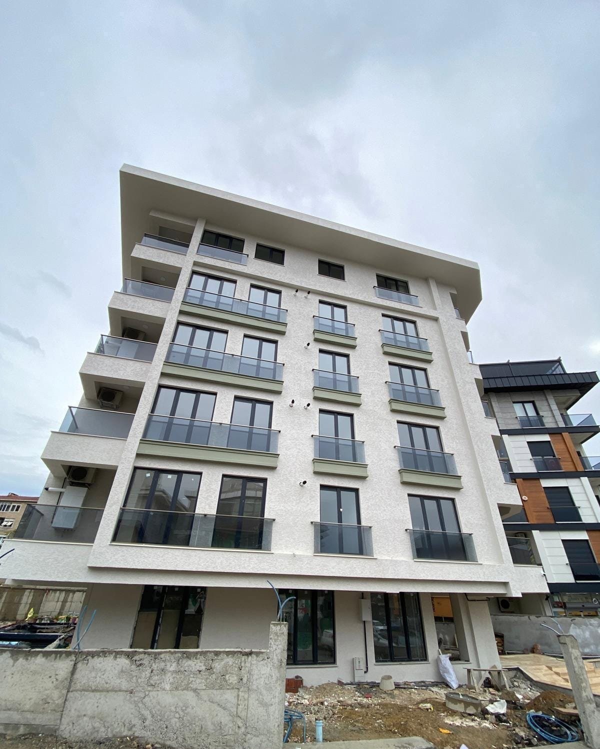 ÜSKÜDAR BAHÇELİEVLER 'DE FULL EŞYALI ARA KAT  1+1 KİRALIK DAİRE
