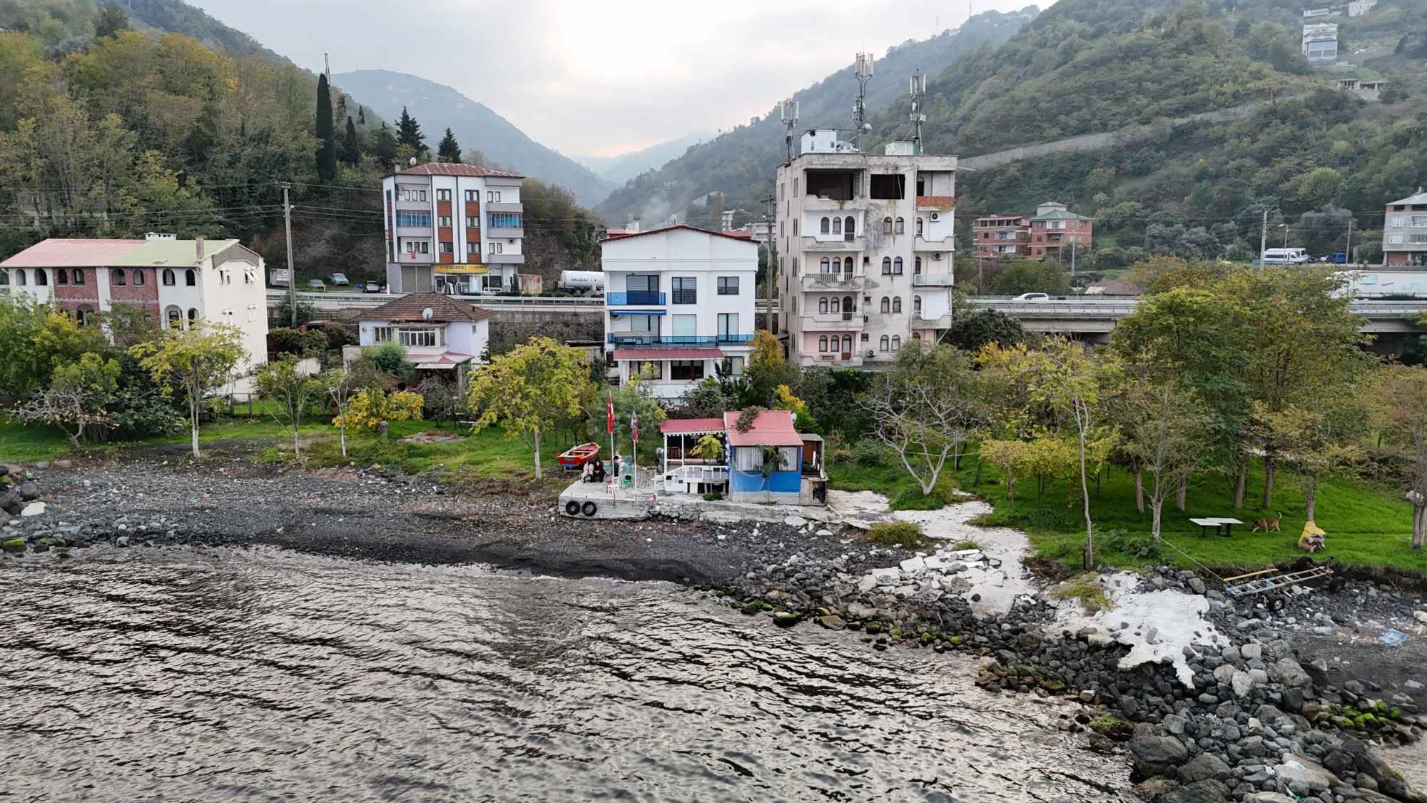 DENİZ KENARINDA HUZURLU BİR YAŞAM ALANI (SATILIK)