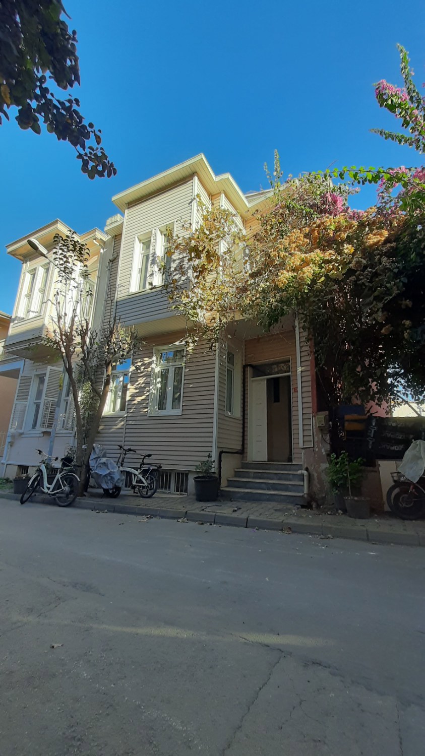 BÜYÜKADA'NIN MERKEZİNDE VE EN SAKİN SOKAĞINDA İÇİ YENİLENMİŞ 2+1