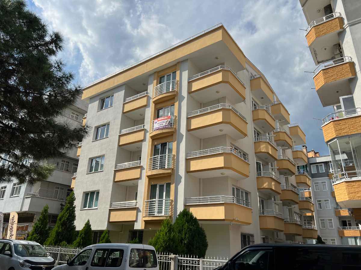 ÖMÜREVLERİ ANAYOLA SAHİLE ÇOK YAKIN GENİŞ FERAH 3+1 KİRALIK