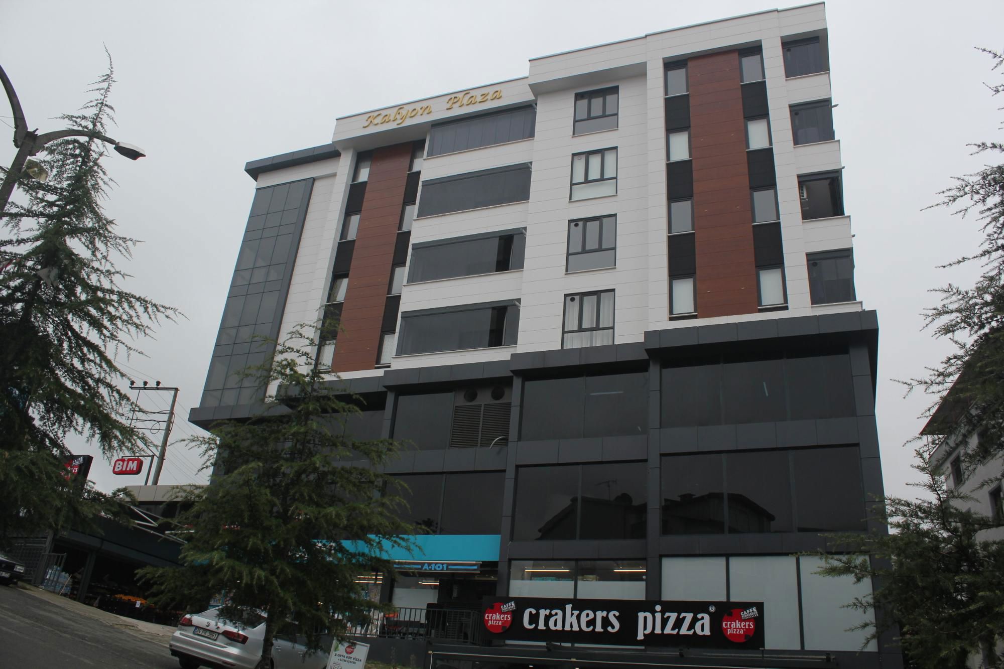 REMAX MEYDAN'DAN ÇAMLIK'TA AHİ EVREN HST. ÇAPRAZI 1.KAT LÜKS 1+1