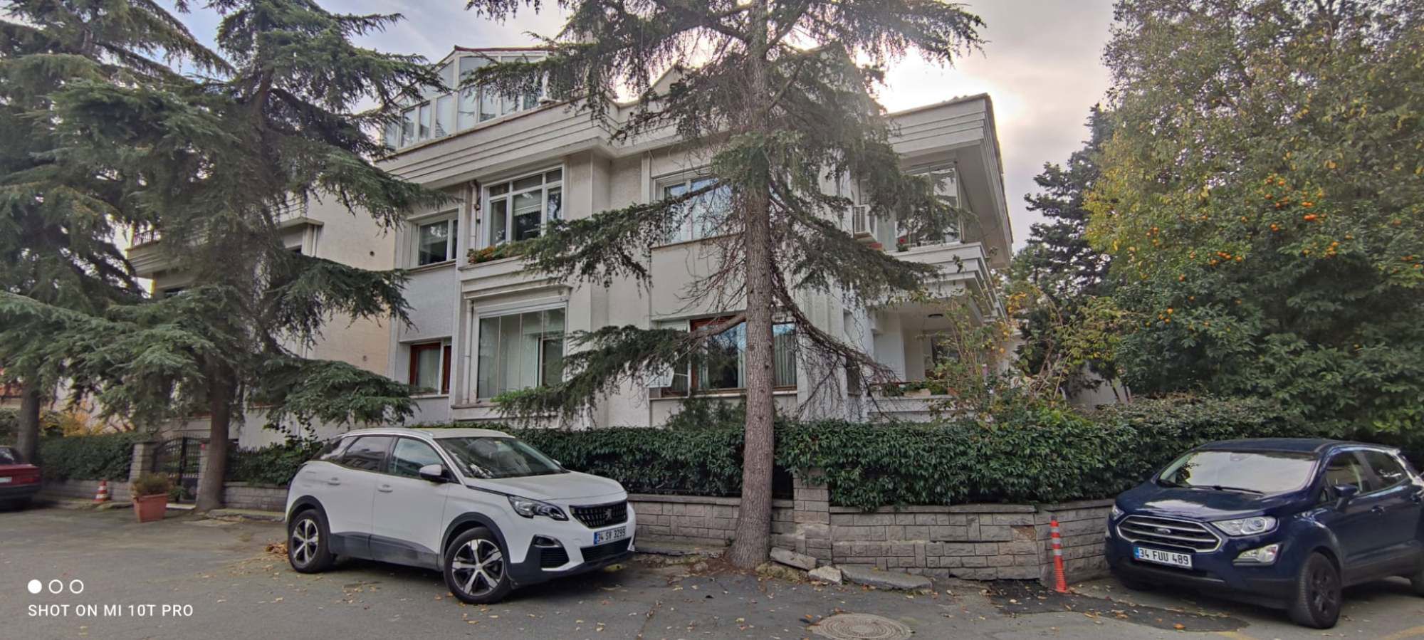 FLORYA ŞENLIKKÖY DE, KAT MÜLKIYETLI, KÖŞE BLOK, ÇIFT CEPHE, BÜYÜK 3+1 DUBLEKS  DAIRE