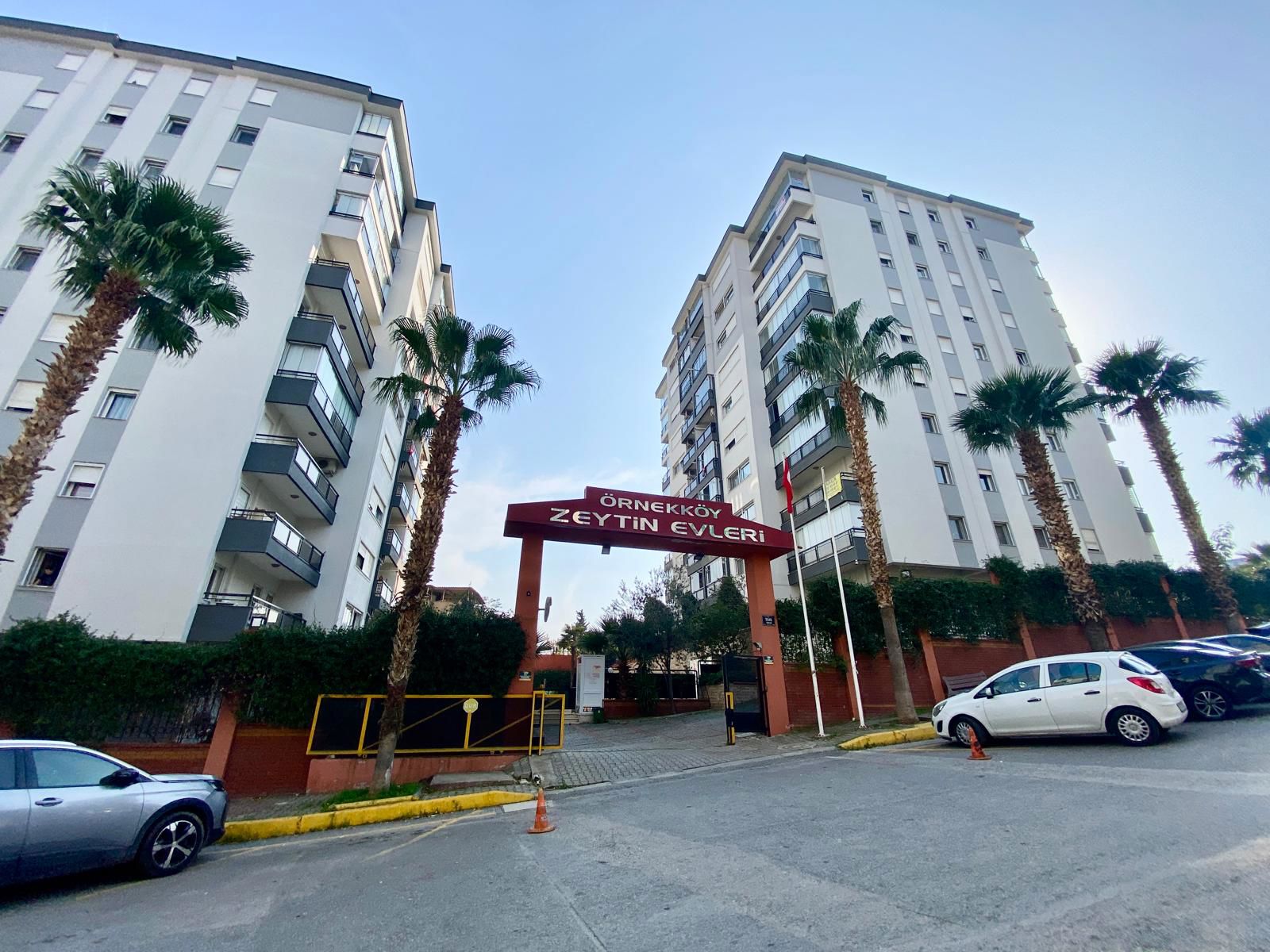 SAYGINNERGIZ TEAM - ÖRNEKKÖY ZEYTIN EVLERI SITESI HAVUZLU 3+1