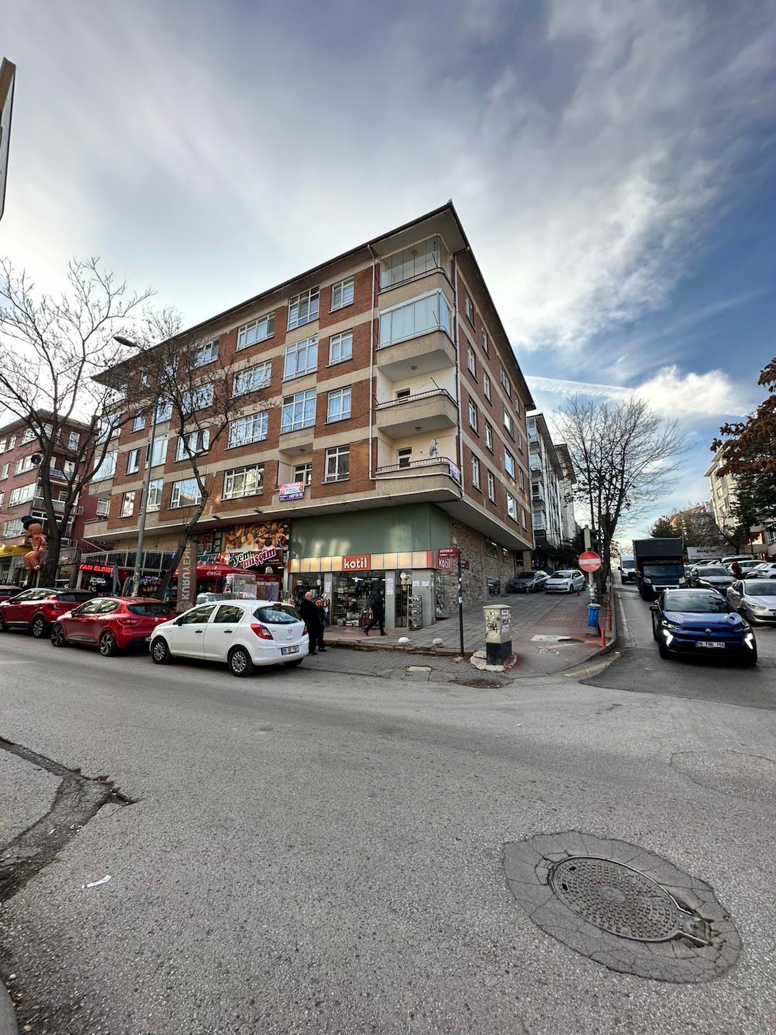 GÜVENLIK CADDESI’NDE SATILIK! LOKASYON AVANTAJLI 3+1