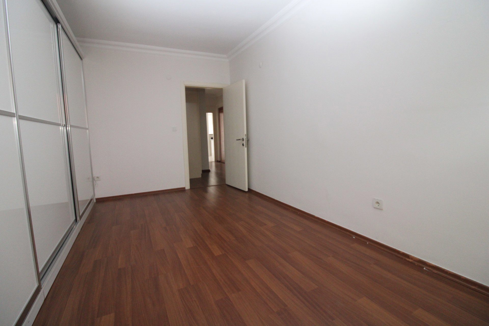 ÇEKMEKÖY'DE 2012 YAPIMI BİNADA, 2+1 90 M² ARAKAT SATILIK DAİRE