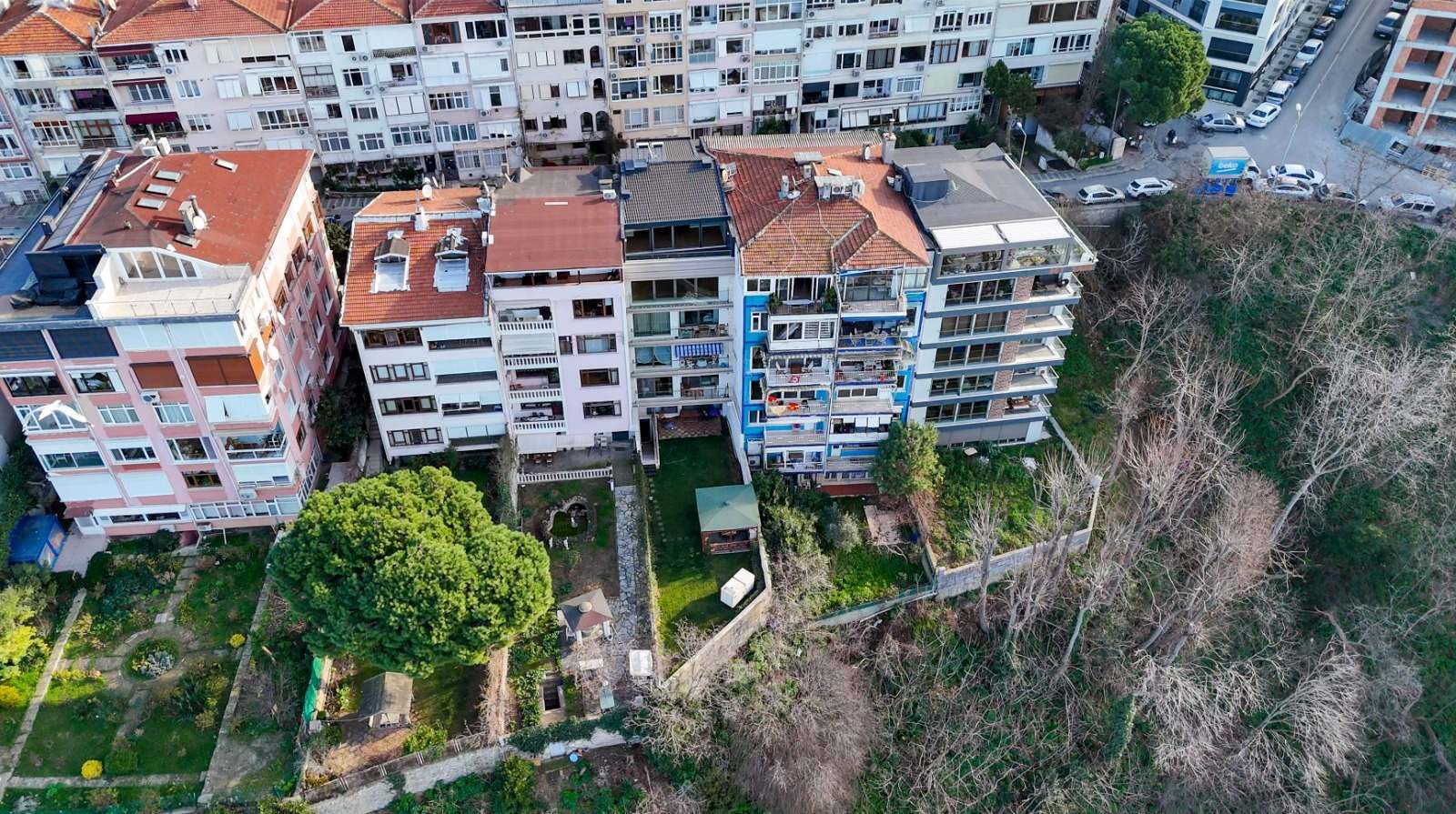 ÜSKÜDAR SALACAK'TA BOĞAZ MANZARALI, BAHÇE KULLANIMLI BOŞ, 2+1 SATILIK DAİRE