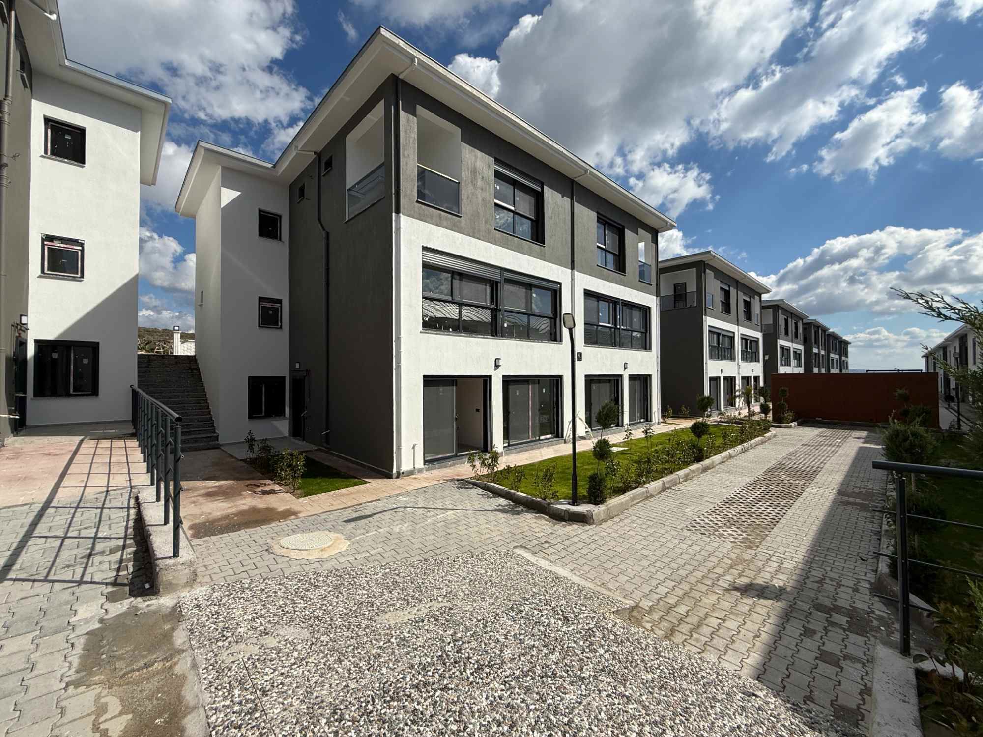 VILLAKENT'TE HAVUZLU SITEDE SATILIK 2+1 DAIRE
