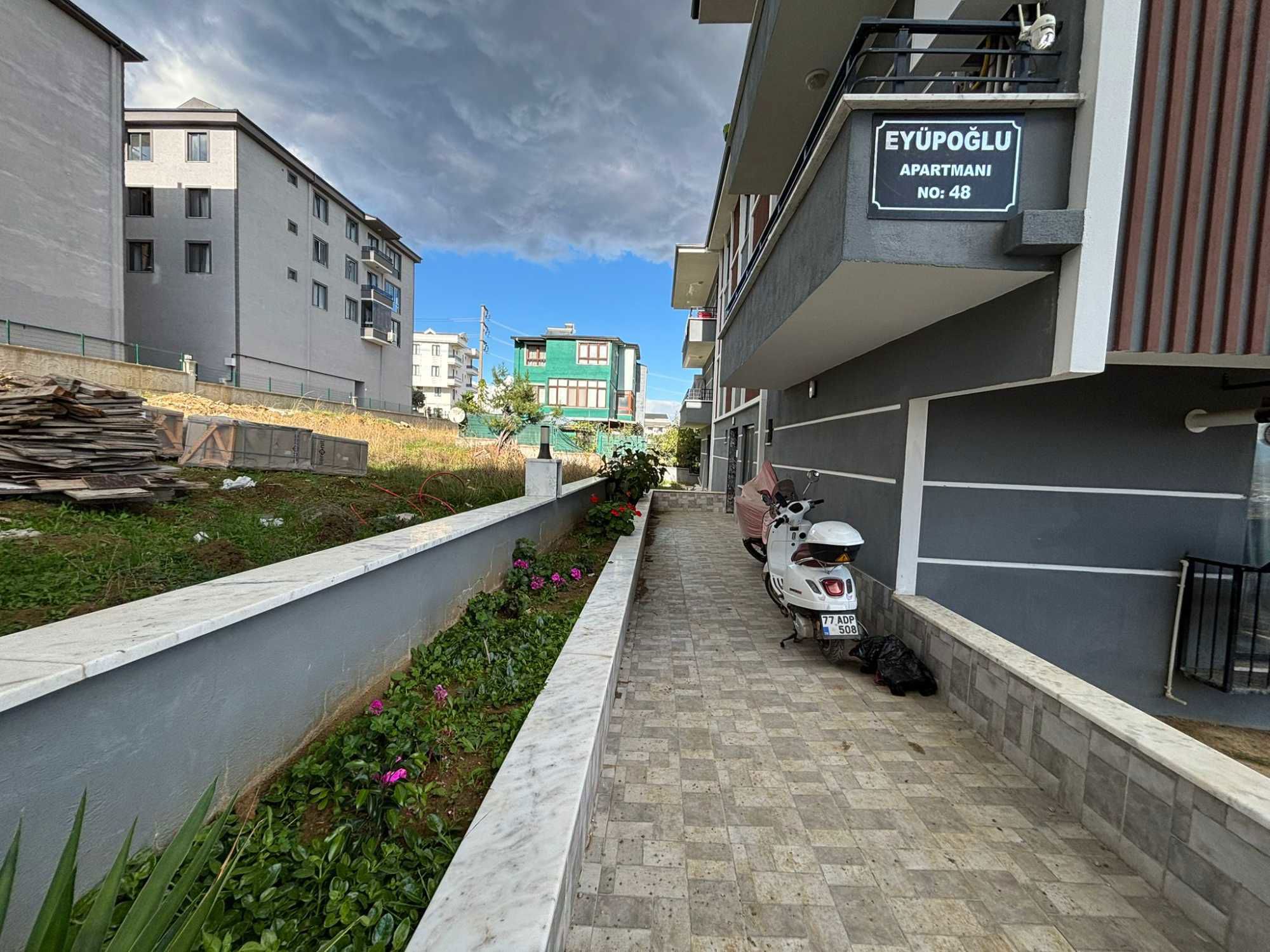 REMAX ŞEHİR 2 GÜVENCESİYLE BAYRAKTEPEDE OTURUMA HAZIR 1+1 DAİRE