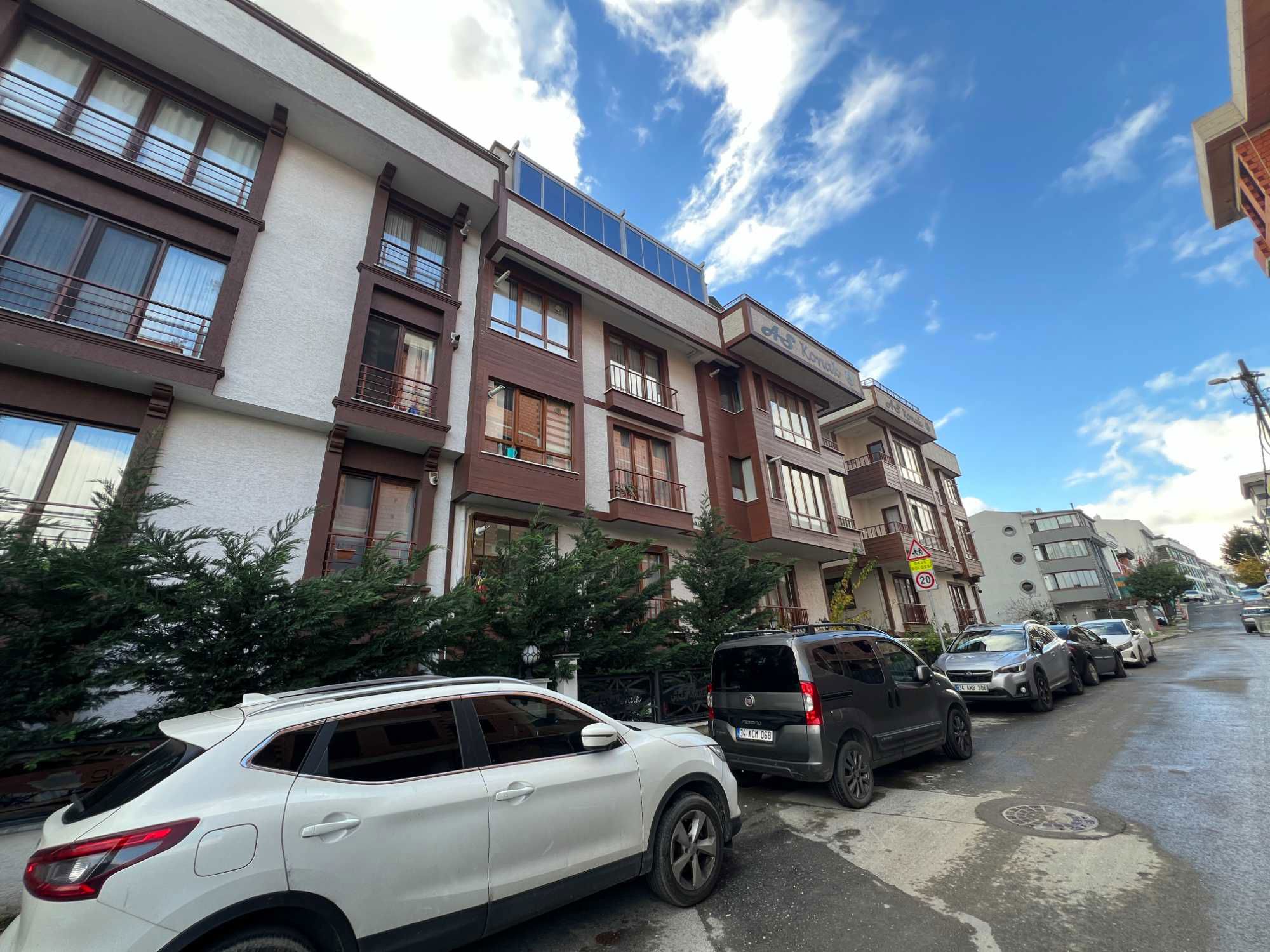 ÇEKMEKÖY MERKEZ MAHALLESİNDE SAFRANBOLU EVLERİNDE ARA KAT 3+1 SATILIK