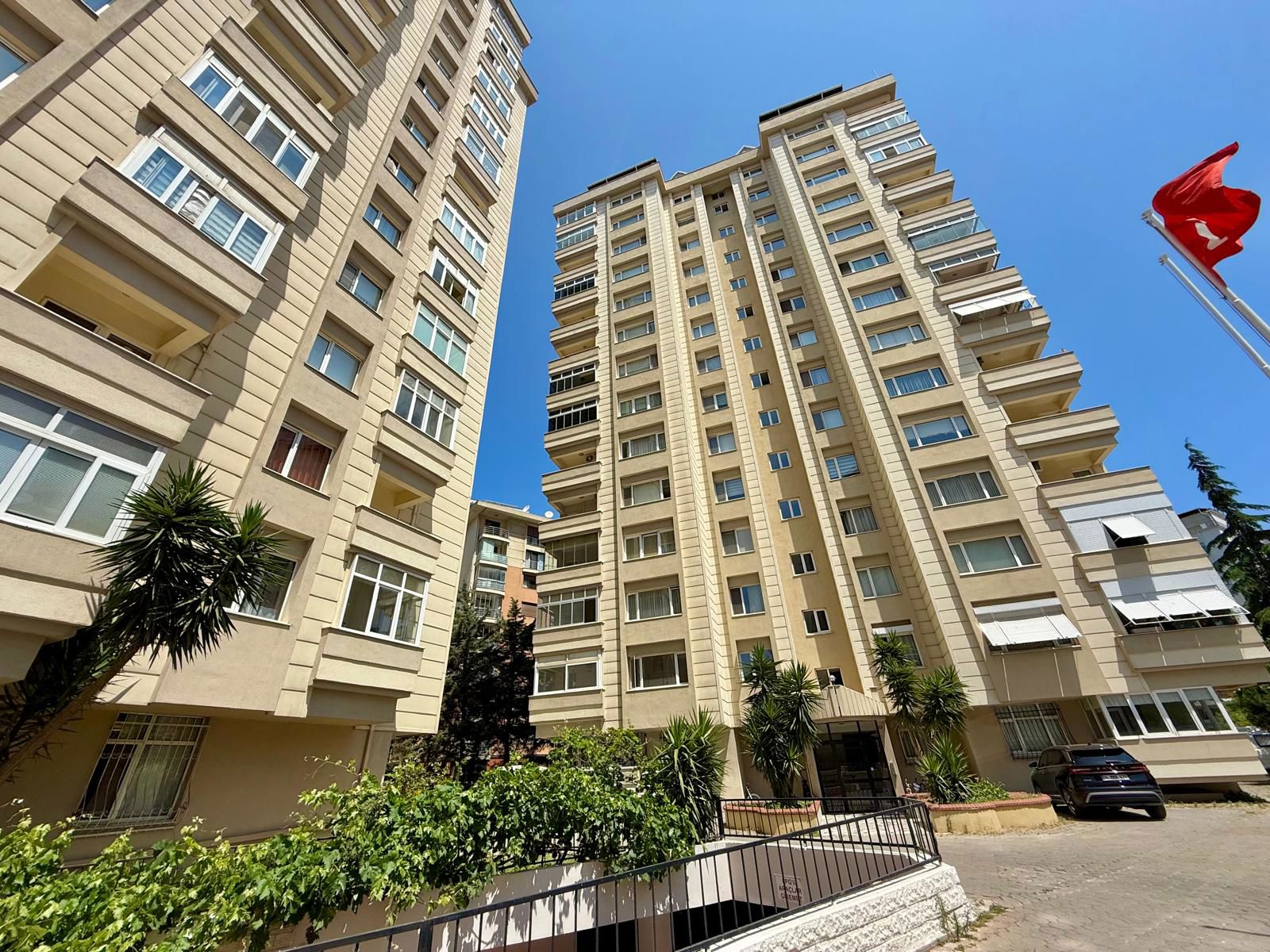 KORDONBOYU SAHİLDE ÖZBEY SİTESİNDE 160 M2 NET 3+1 SATILIK DAİRE
