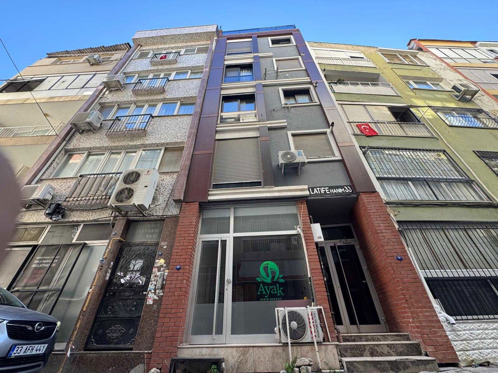 51 KARŞIYAKA ÇARŞI VE İZBAN’A YAKIN YENI BINADA ARAKAT 1+1