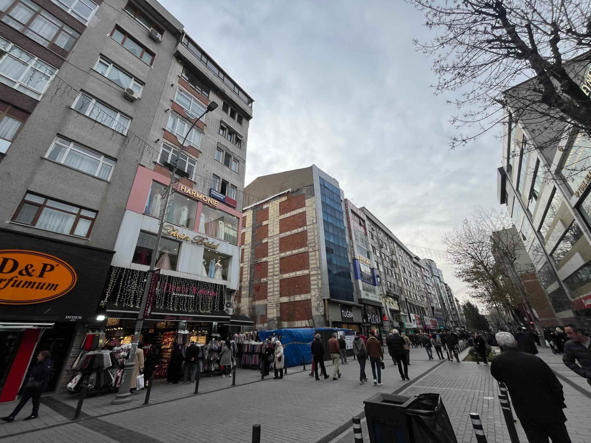 ALEMDAĞ CADDESİ ÜZERİ,İÇİ KOMPLE YENİ,EŞYALI FIRSAT ARA KAT 2+1