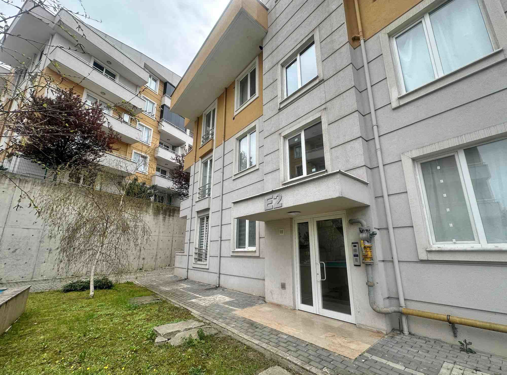 RE/MAX DREAM FARKIYLA  İZMİT BAĞÇEŞME KAVANİUM SİTESİNDE  TEMİZ EŞYALI   1+1 SATILIK DAİRE
