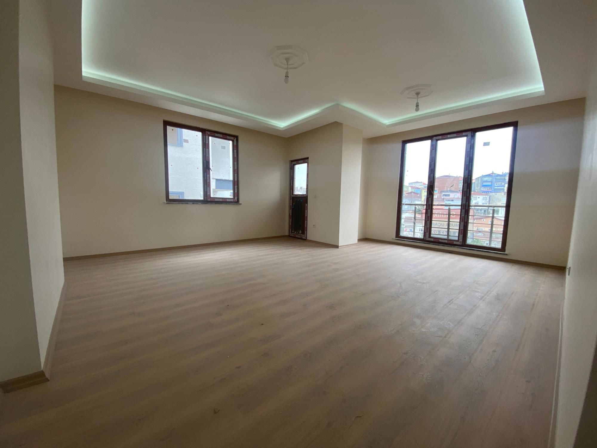 ÜMRANIYE  METROYA 300 MT YENİ BİNA  3+1 SATILIK DAIRE