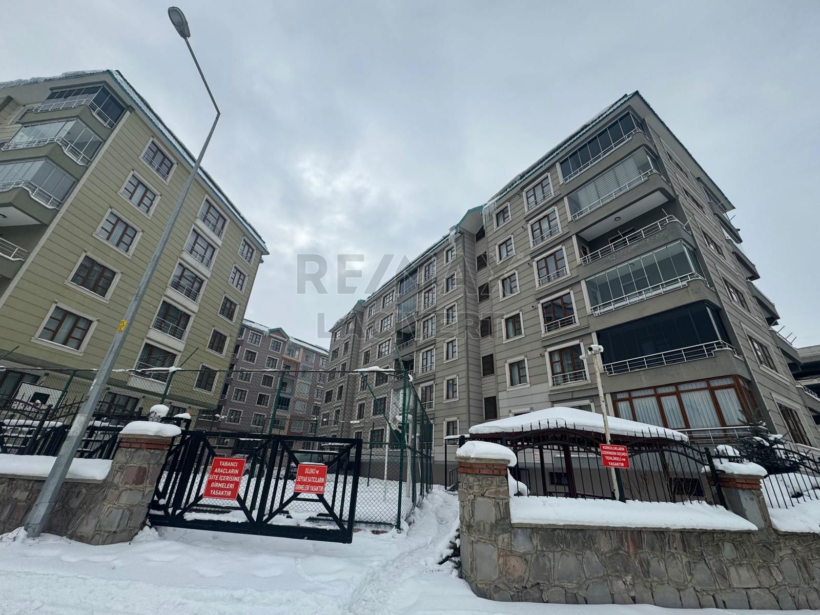 REMAX LACİVERT'TEN YILDIZKENT'TE KİRALIK 4+1 DAİRE