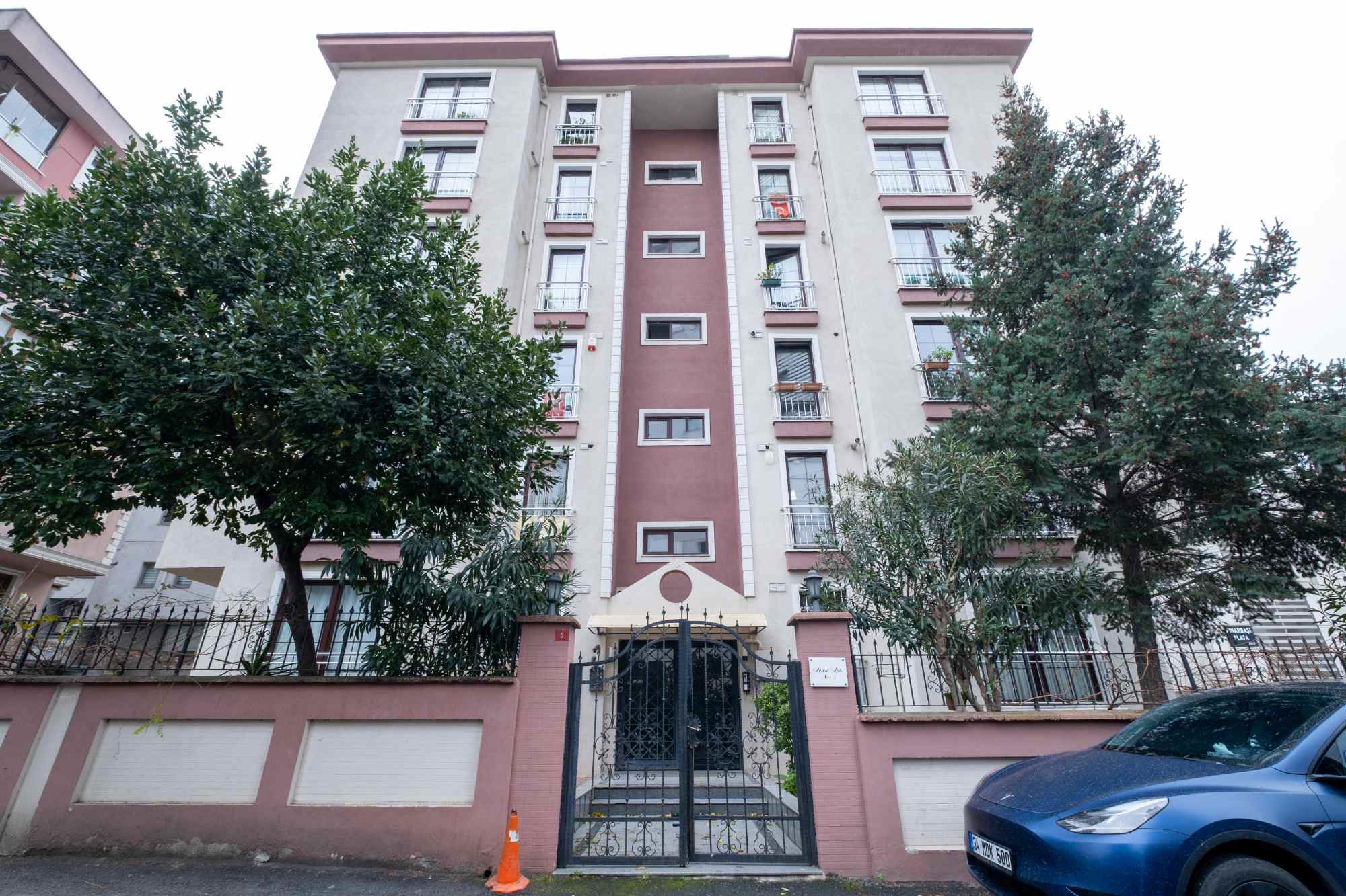 ATAŞEHİR KÜÇÜKBAKKALKÖY DE METROYA YÜRÜME MESAFESİ  3+1 SATILIK DAİRE