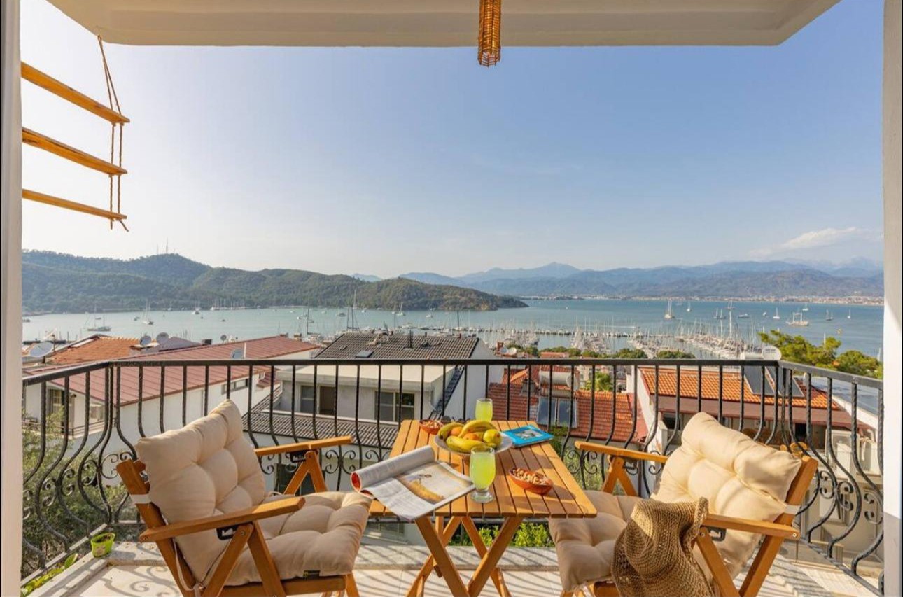FETHİYE - KARAGÖZLER'DE OLAĞANÜSTÜ DENİZ MANZARALI BOHEM DAİRE