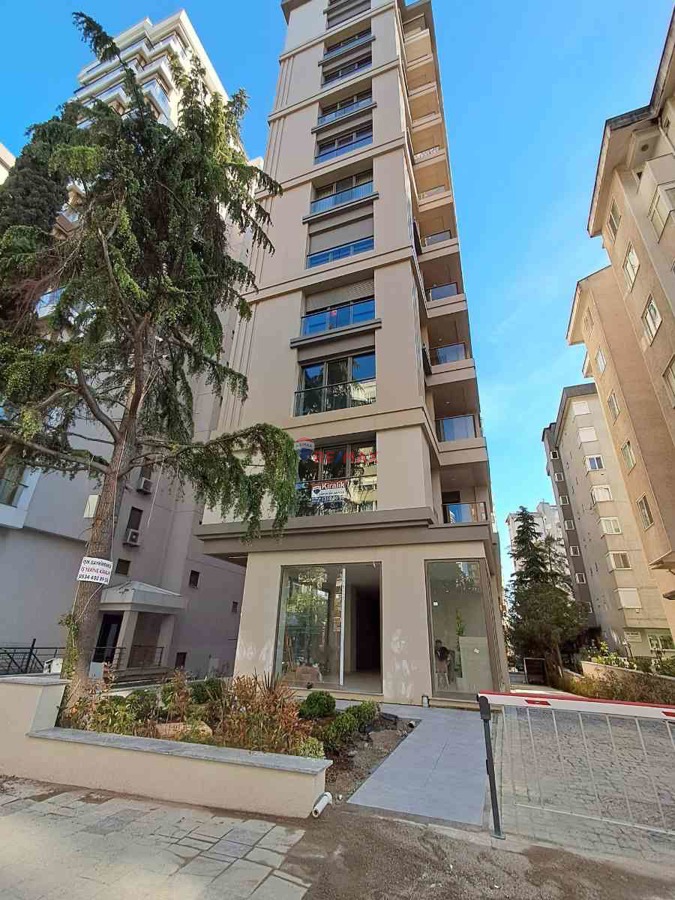 CEMİL TOPUZLU CADDESİ ÜZERİNDE TABELA DEĞERİ YÜKSEK  YEN BİNA DA 3+1