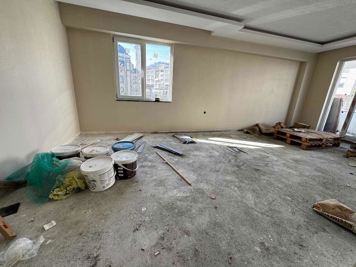 GÖLCÜK İPEK YOLU ANA CADDE ÜSTÜ BAHÇE KULLANNIMLI 3+1 SATILIK