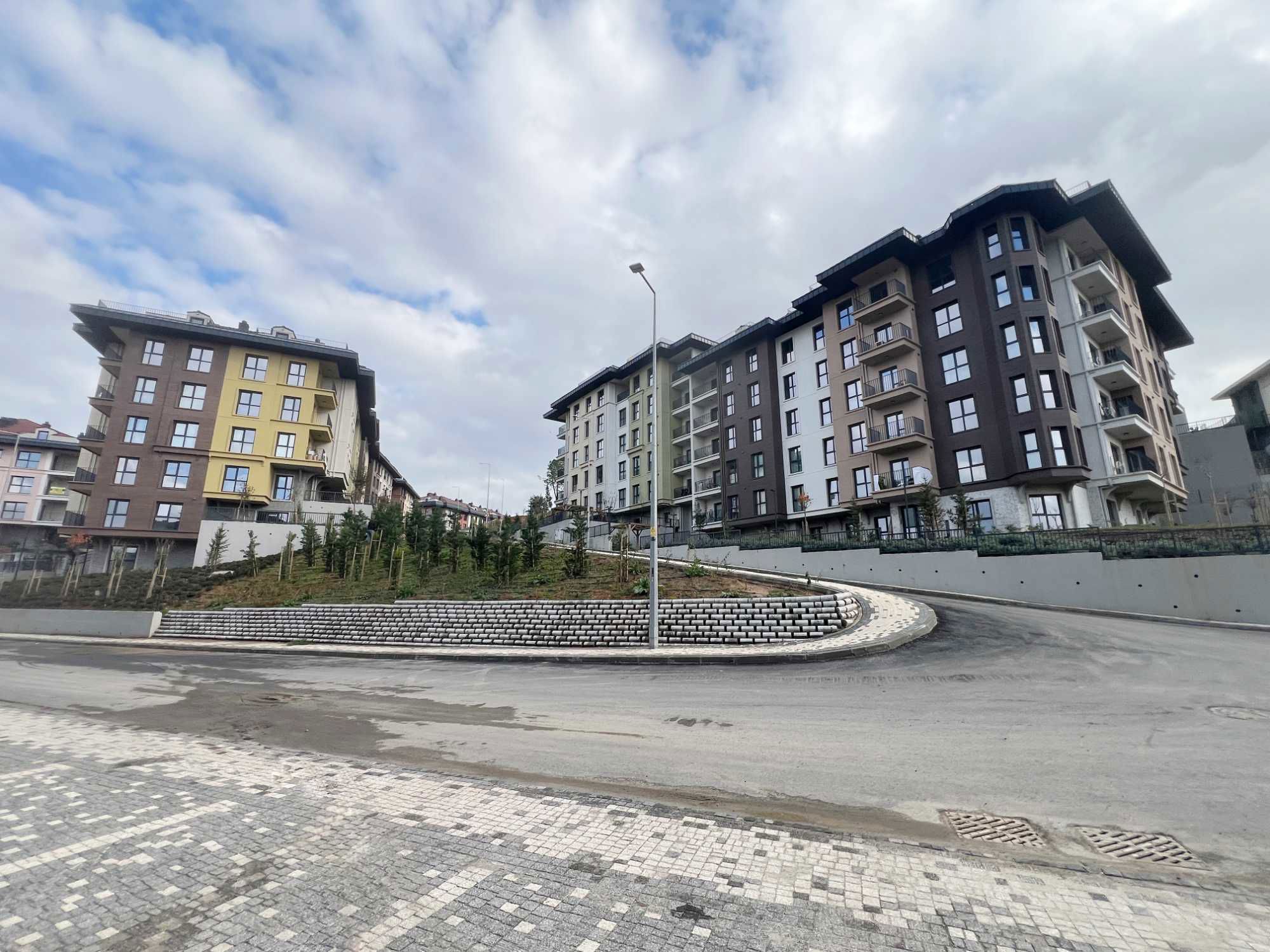 EMLAK KONUT YENI ÇAMLICA EVLERINDE SITE İÇI CEPHE KIRALIK 2+1
