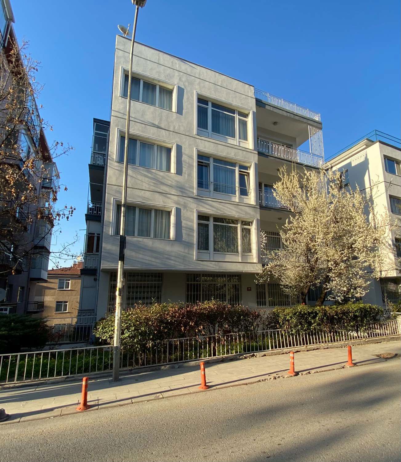 ÇANKAYA AYRANCI MESNEVİ SOKAKTA YAPILI ARAKAT 3+1 KİRALIK DAİRE