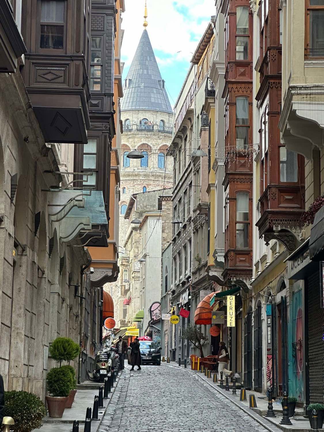 GALATA’NIN KALBİNDE 2+1 SATILIK DAİRE
