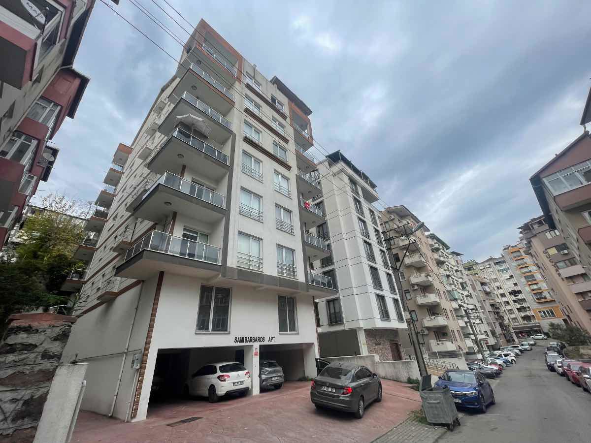 KOZLUK 4. YOLDA YENİ BİNADA ASANSÖRLÜ 1+1 ARAKAT DAİRE