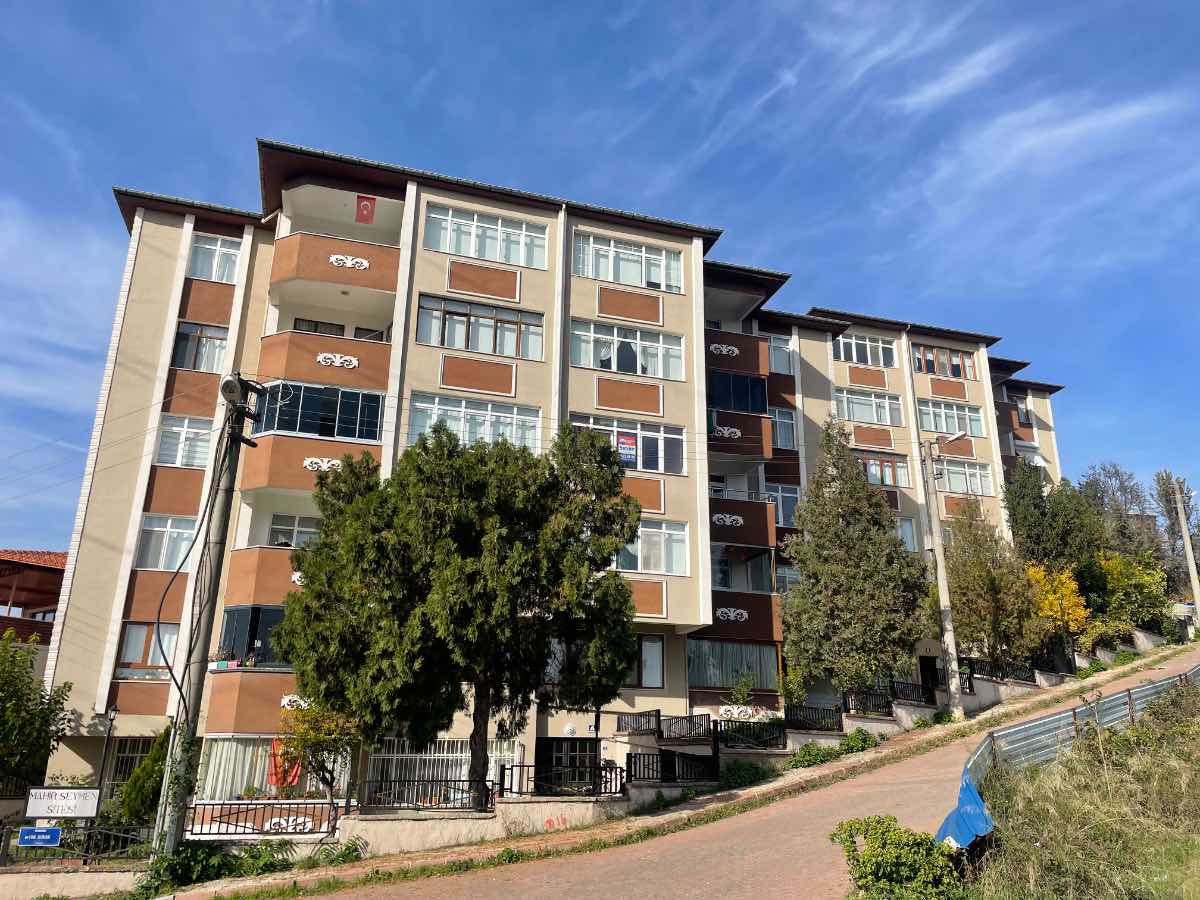 ADAPAZARI MERKEZ'DE SATILIK 3+1 ARAKAT DAİRE
