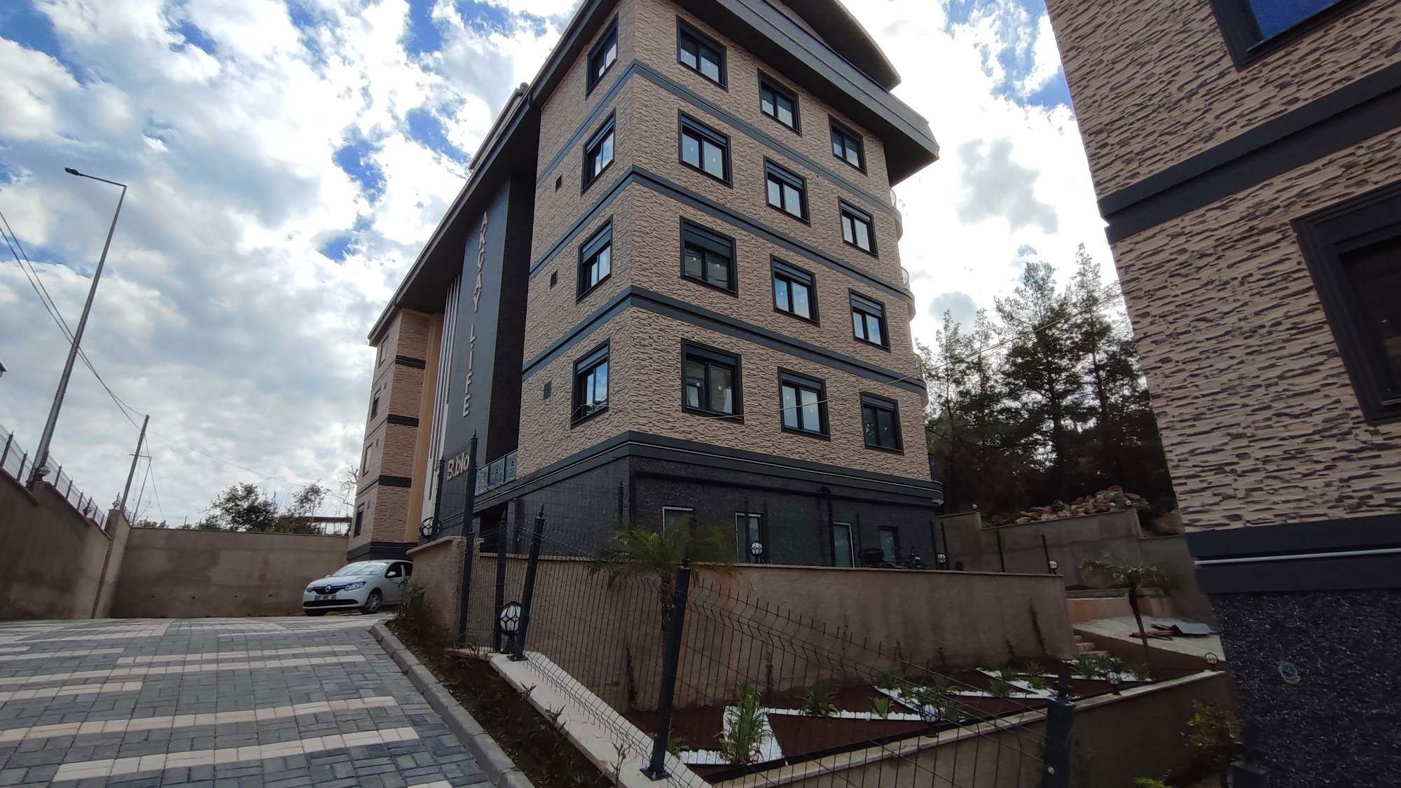 OBA'DA HAVUZLU 2 BLOKLU SITEDE 2+1 YENI DAIRE