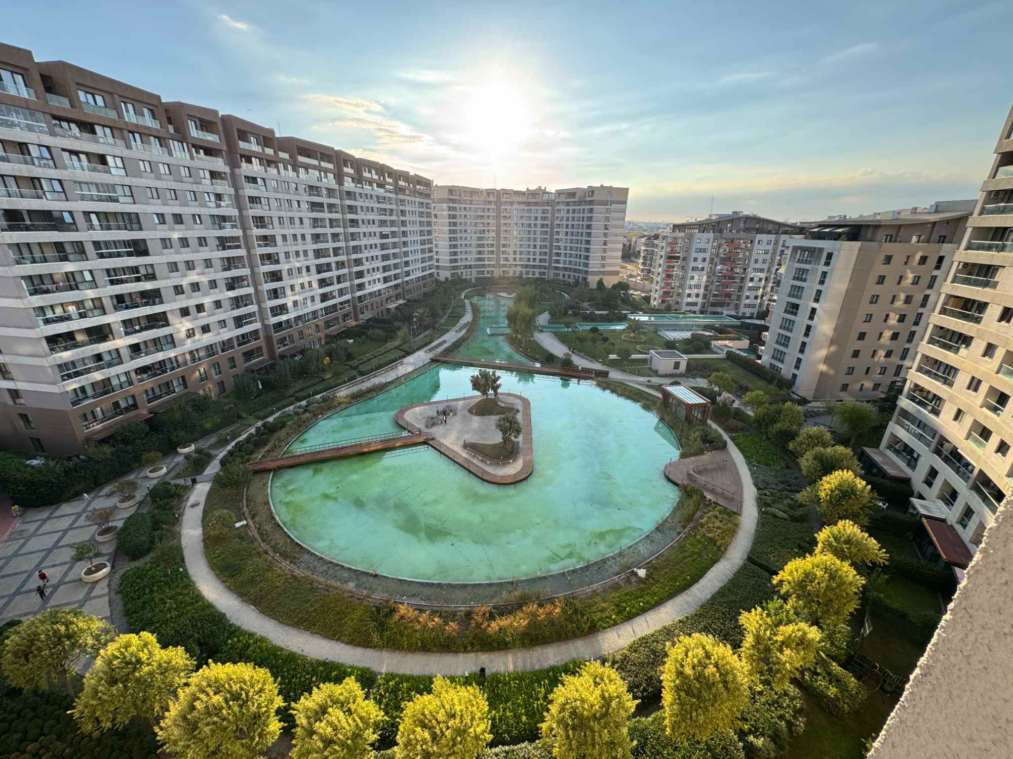 SİNPAŞ LİVA SATIŞ OFİSİ REMAX PROF SEZAİ T. KİRALIK 1+1 GÖL MANZ