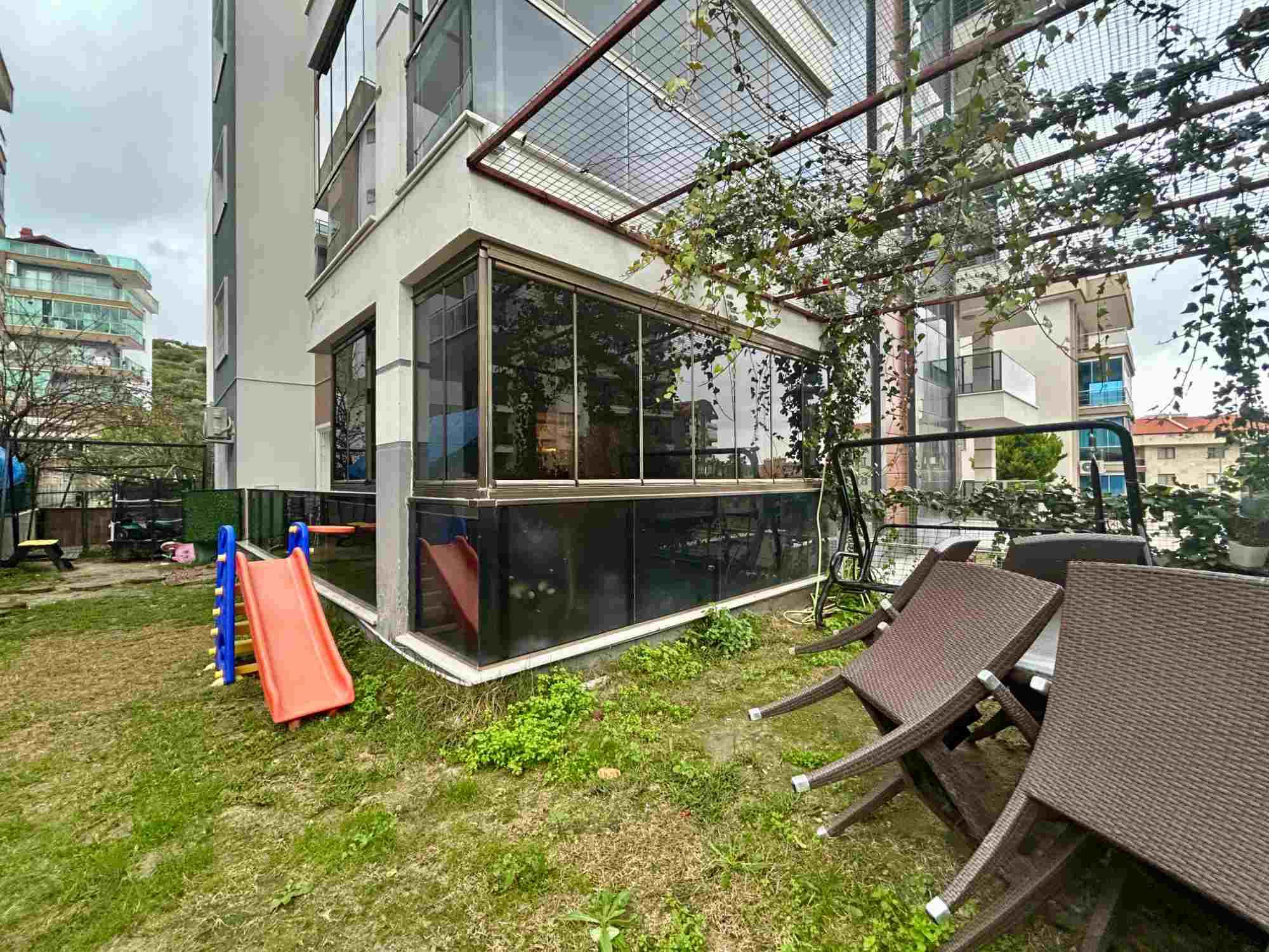 KUŞADASI İKİÇEŞMELİK’TE BAKIMLI 2+1 BAHÇE KATI – DOĞALGAZLI, MERKEZDE