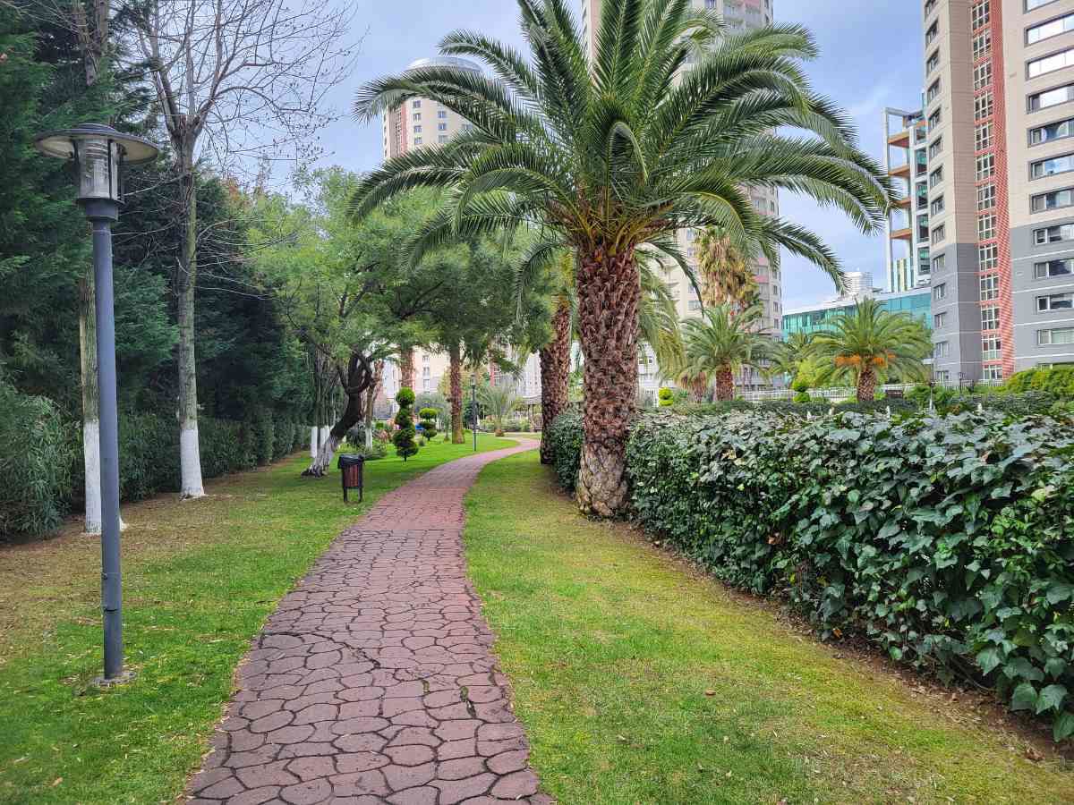 ATAŞEHIR AĞAOĞLU SUNCITY BAKIMLI SATILIK 2+1 DAIRE