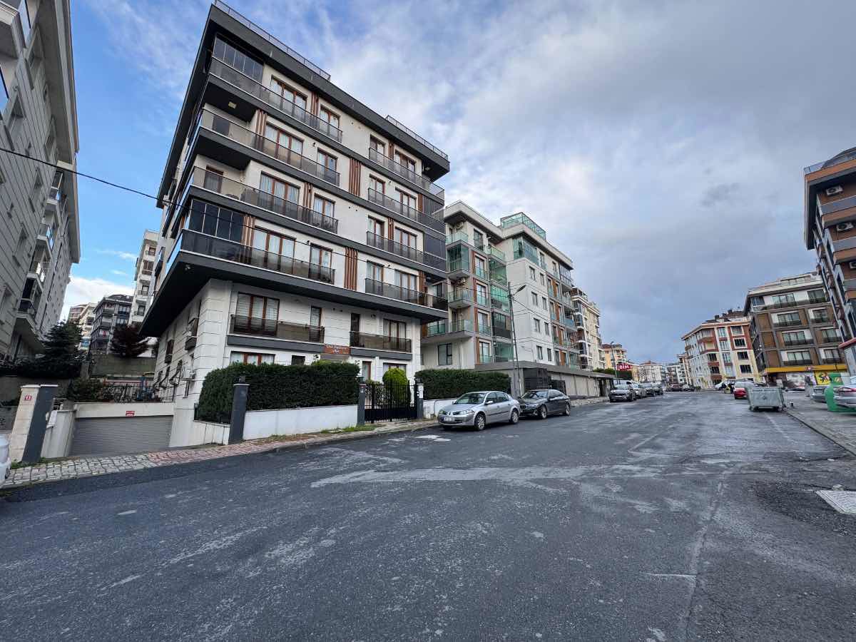 REMAX HEDEFTEN BEYLİKDÜZÜ ADNAN KAHVECİ MH 2+1 DAİRE