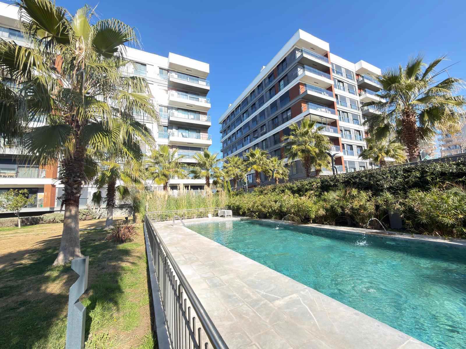 İZMIR ÇIĞLI'DE GÜLTEKIN KORU SITESI'NDE SATILIK 3+1 DAIRE